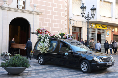 Un momento del entierro en la iglesia de Sant Joan de la Pobla de Mafument.
