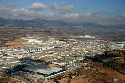 Imatge aèria del polígon industrial de Valls i de muntanyes al fons, en una imatge publicada el 14 de febrer del 2017
