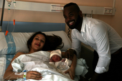 La Oyane, amb els seus pares la Naiara i el Dorian.