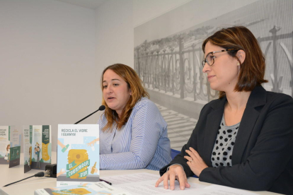 Ivana Martínez y Sílvia Mayo, durante la presentación de la nueva campaña de recogida.