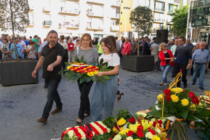 La ofrenda floral ha contado con representantes del consistorio y entidades de la ciudad.