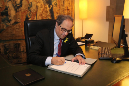 El presidente de la Generalitat, Quim Torra, firmando un nuevo decreto de nombramientos para formar Gobierno.