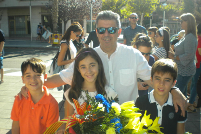 El director de l'Escola Elisabeth de Salou amb alumnes del centre en la ofrena floral al monument de Rafael Casanova.