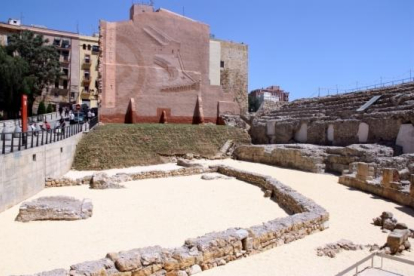 La capçalera del Circ romà de Tarragona, amb la sorra a la seva cota original i el nou talús enjardinat.