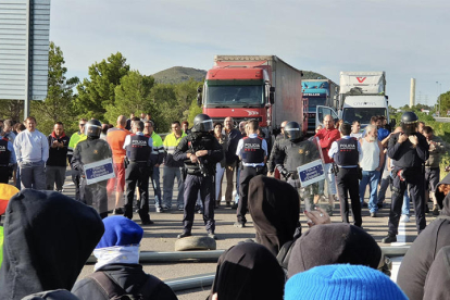 Els Mossos d'Esquadra entre els manifestants i els conductors aturats.