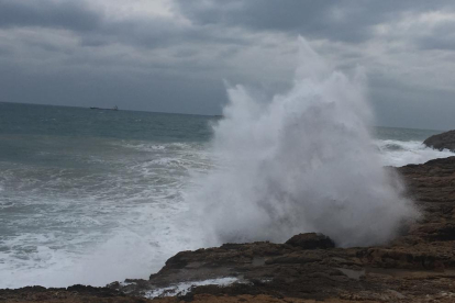 Las olas impactaban con fuerza en la costa tarraconense esta tarde.