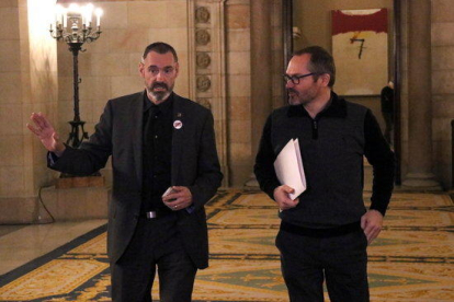 Los diputados de JxCAT Eusebi Campdepadrós y Josep Costa, dirigiéndose a la reunión de su grupo en el Parlament, el 31 de enero de 2018.