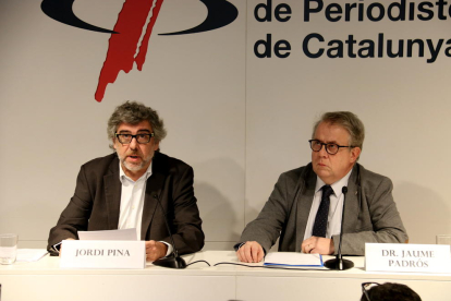 L'advocat Jordi Pina llegeix el comunicat de Sànchez i Turull sobre la vaga de fam acompanyat del president del Col·legi de Metges Jaume Pedrós.