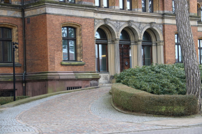 Puerta principal del edificio que acoge la fiscalía general del 'land' de Schleswig-Holstein y el tribunal superior del mismo 'land', en Schleswig.