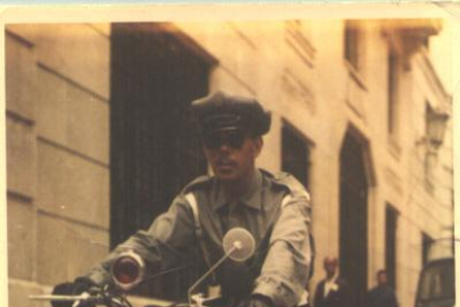 El agente, que formó parte del cuerpo policial durante 30 años, con los diversos modelos de motocicletas de los años 60.