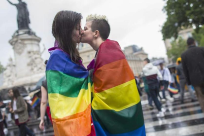 Imatge d'arxiu de dues noies fent-se un petó durant una manifestació a favor dels drets de les persones homosexuals.