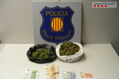 Pla general de les bosses amb marihuana i els diners intervinguts pels Mossos d'Esquadra a un conductor a l'N-420 a Riudecols. Imatge publicada el 14 de febrer del 2017