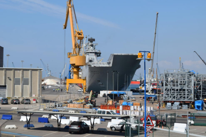 Imagen frontal del buque militar atracado en el Port de Tarragona