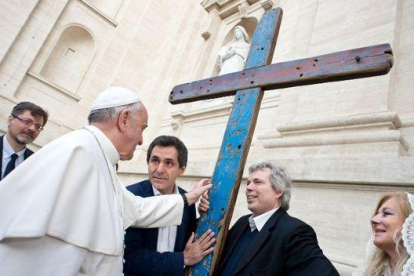 Imatge del Papa quan va rebre la creu construïda amb fusta de pateres.