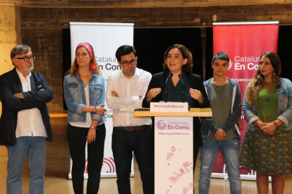 Ramon Arnabat, Jèssica Albiach, Gerardo Pisarello, Ada Colau, Lucía Martín i Candela López durant la roda de premsa.