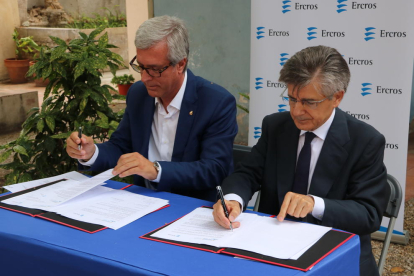 L'alcalde de Tarragona, Josep Fèlix Ballesteros, i el conseller delegat d'Ercros, Antoni Zabalza, signant l'acord de patrocini dels Jocs. Imatge del 13 de juliol del 2017