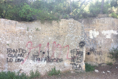Estat en què es troba la pedrera medieval de Tamarit, plena de grafittis.
