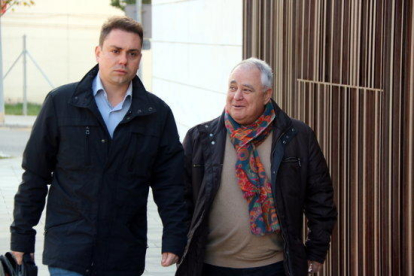 Pla mig de l'extresorer de CDC Andreu Viloca arribant als jutjats del Vendrell per declarar davant del jutge del cas 3%. Imatge del 15 de febrer del 2017.