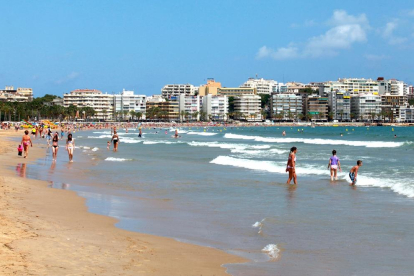 Un chico de 23 años queda herido grave después de estar a punto de ahogarse en la Playa de Levante de Salou