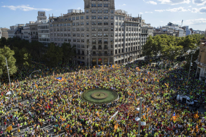 Imatge aèria del Passeig de Gràcia amb Gran Via, en un moment de la manifestació.