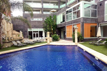 Imatge de la piscina exterior del nou hotel de Cunit.