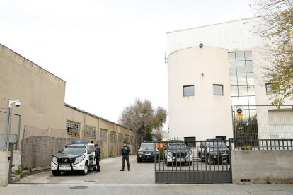 Agents i vehicles de la Guàrdia Civil a la seu d'Unipost, a l'Hospitalet de Llobregat