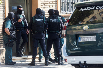Agents de la Guàrdia Civil durant els registres realitzats en diversos domicilis a Mataró.