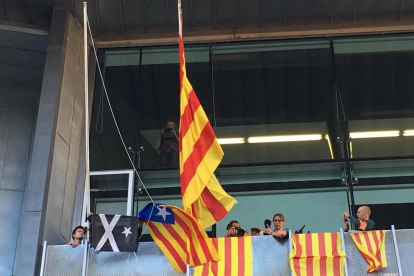 Moment en què canvien l'estelada per la bandera espanyola.