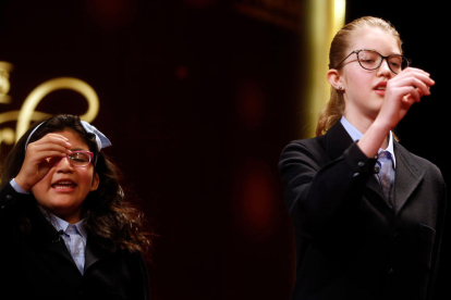 Dos niñas de San Ildefonso cantan un quinto premio de la Lotería de Navidad, el 22259.