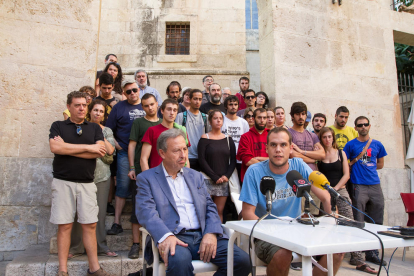 El jove R.Aragonès en roda de premsa a les Peixateries Velles de Reus.