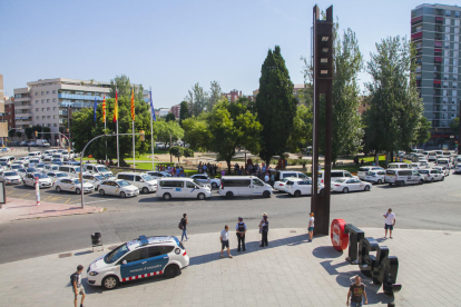 Los taxis han ocupado los carriles centrales de la plaza Imperial Tàrraco.