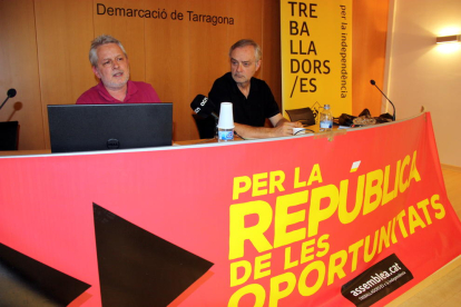 Jaume Morron, autor de l'estudi, a l'esquerra de la imatge, presentant el seu treball 'El preu de la dependència'