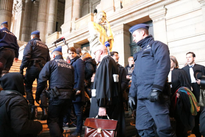 El abogado Paul Bekaert antes de la comparecencia ante la prensa después de la vista de Carles Puigdemont y de los consellers cesados el 4 de diciembre.