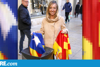 Imagen del fotógrafo Òscar Mirón publicada en el diario Segre donde se puede ver la candidata del PPC por Lérida, Marisa Xandri, tirando una estelada a la basura.
