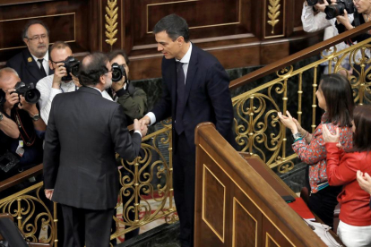 Pedro Sánchez y Mariano Rajoy en un apretón de manos de manos después del debate de la moción de censura.