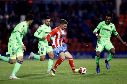 El mediocampista del Lugo Juan Muñiz, en una jugada del partido de Copa de este miércoles contra el Levante.
