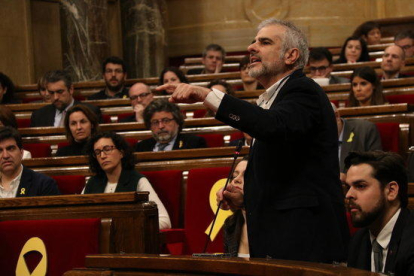 Plano general de Carlos Carrizosa, diputado del grupo parlamentario Ciudadanos en el Parlament de Catalunya, hablante desde el hemiciclo, 1 de marzo de 2018.