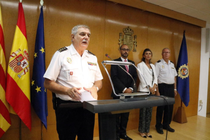 Carlos Yubero en su toma de posesión como nuevo comisario jefe de la policía española en Tarragona, con Emilio Ablanedo, María de los Llanos de Luna y Sebastián Trapote en segundo término. Imagen del 20 de septiembre de 2016