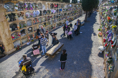 Un grup de persones visitaven ahir els seus éssers estimats al cementiri de Tarragona.