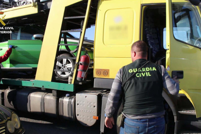 Agentes de la Guardia Civil inspeccionando un camión en el puerto de Tarragona.