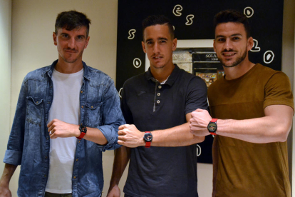 Tito, Edgar Badia i Sillero mostren el rellotge oficial del CF Reus Deportiu a la botiga Solanes Joiers del carrer Monterols.