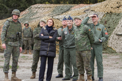 La ministra de Defensa, María Dolores de Cospedal, visitando la artillería antiaérea, acompañada de mandos militares, durante la operación 'Eagle Eye' en el Aeropuerto de Reus.