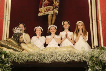 Plano abierto de varias niñas participando en la Coronación del Señor en Reus.