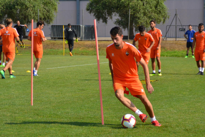 Isaac Cuenca, durant un dels primers dies d'entrenaments a Reus, exercitant-se amb la resta de companys.