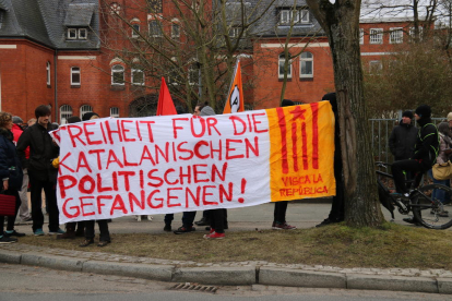 Cartell en alemany on s'hi llegeix «Llibertat pels presos polítics catalans» en alemany a l'entrada de la presó de Neumünster.