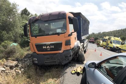 El accidente se ha producido entre un camión y un turismo.