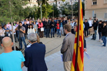 Els portaveus municipals i el públic assistent a l'homenatge a la plaça 1 d'octubre.