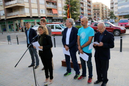 L'alcaldessa de Tortosa, Meritxell Roigé, l'exalcalde i els portaveus municipals durant la lectura del manifest 'Compromços amb la República Catalana'.