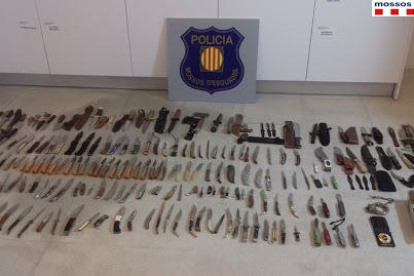 Navajas y machetes decomisados por los Mossos durante el cacheo al detenido en Sant Carles de la Ràpita.