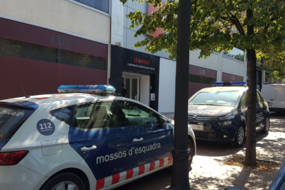 Una patrulla dels Mossos d'Esquadra i un furgó de la Policia Nacional davant de la clínica iDental de Tarragona, on realitzen entrades per recollir documentació.